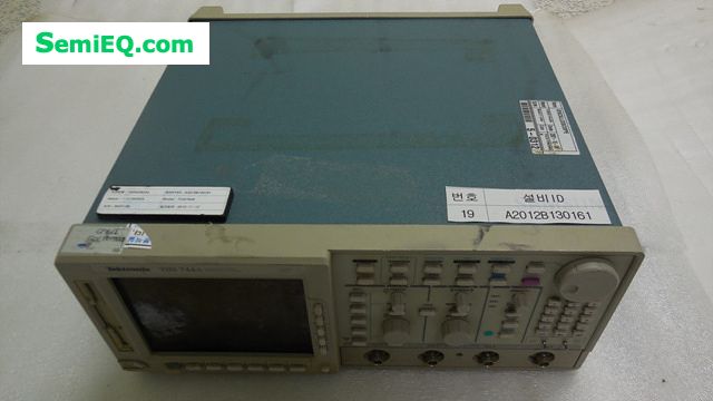 TEKTRONIX TDS 744A  (Digitizing Oscilloscope)(SN :